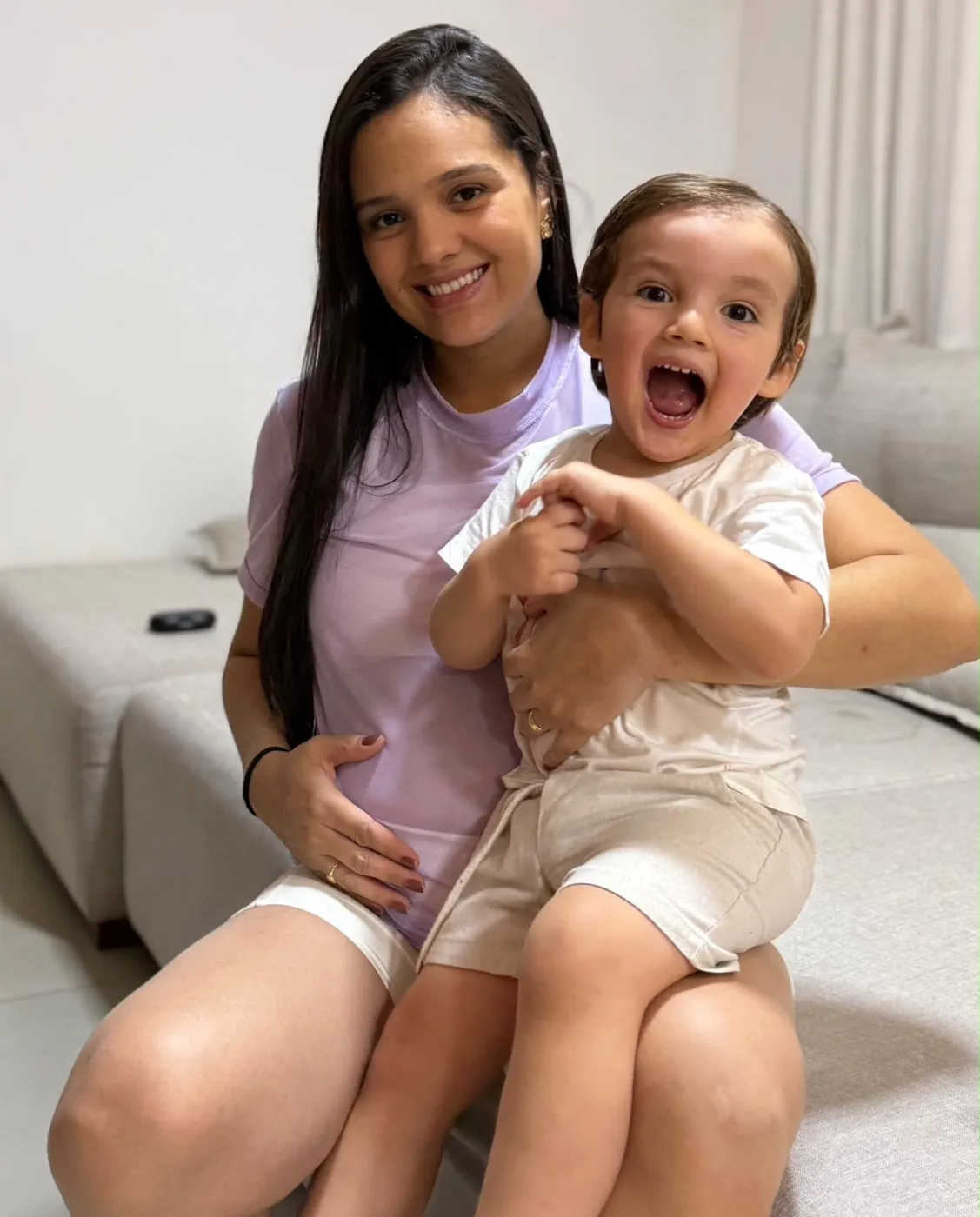 Thaissa vivendo a rotina como mãe